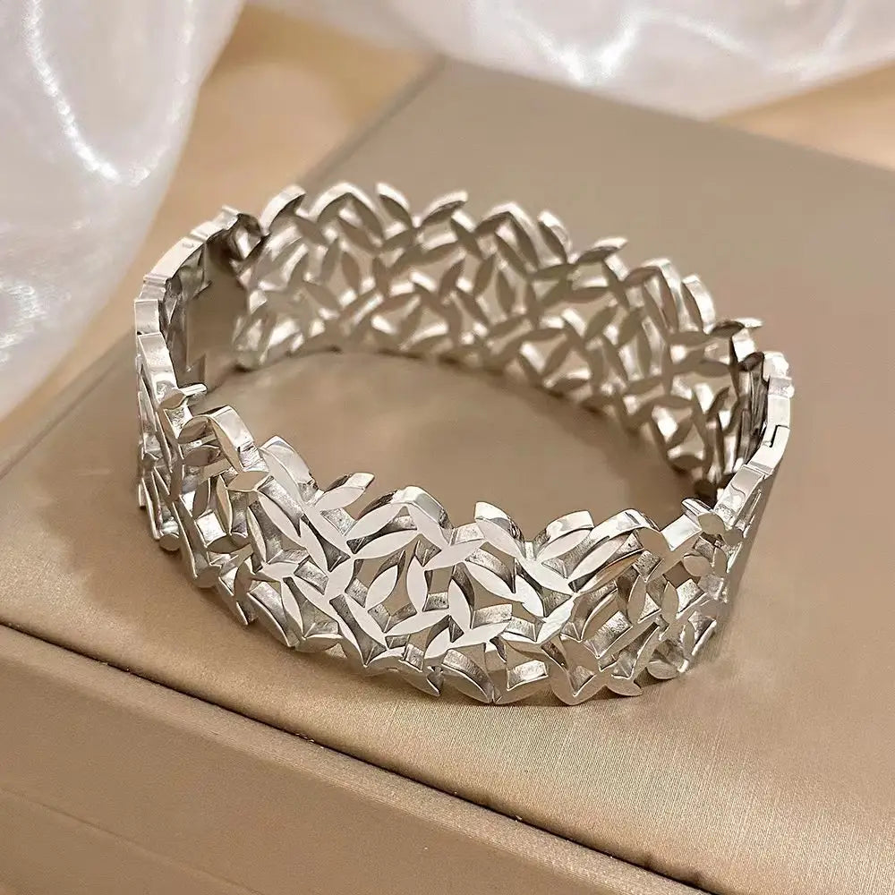 Bracelet ouvertavec motif de feuilles en acier titanium