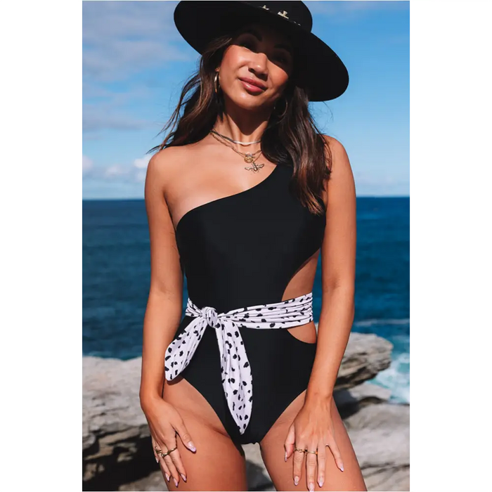 Maillot de bain une pièce noir à découpe asymétrique et ceinture-3