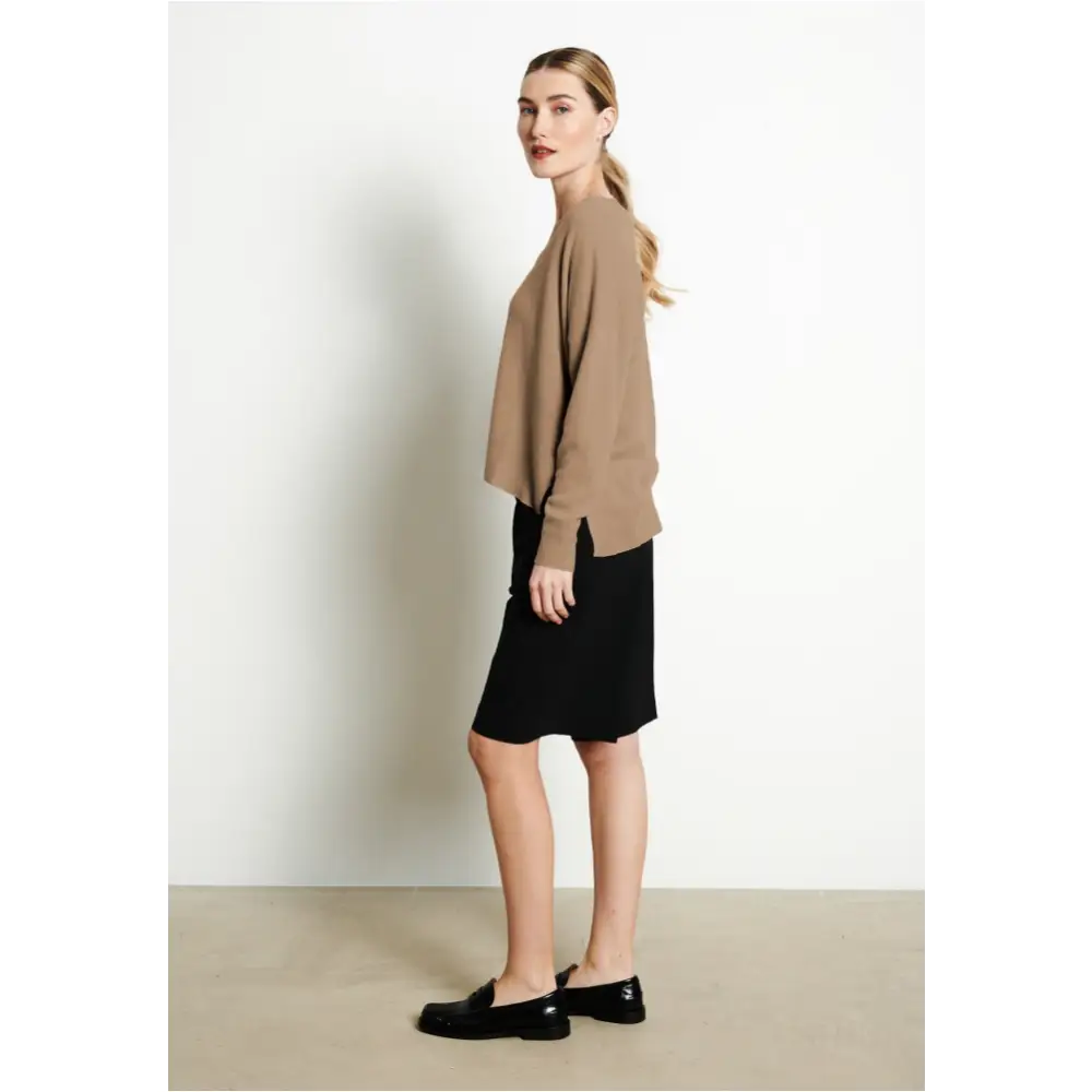 RIA 3 Pull col V profond oversize en cachemire beige foncé-1