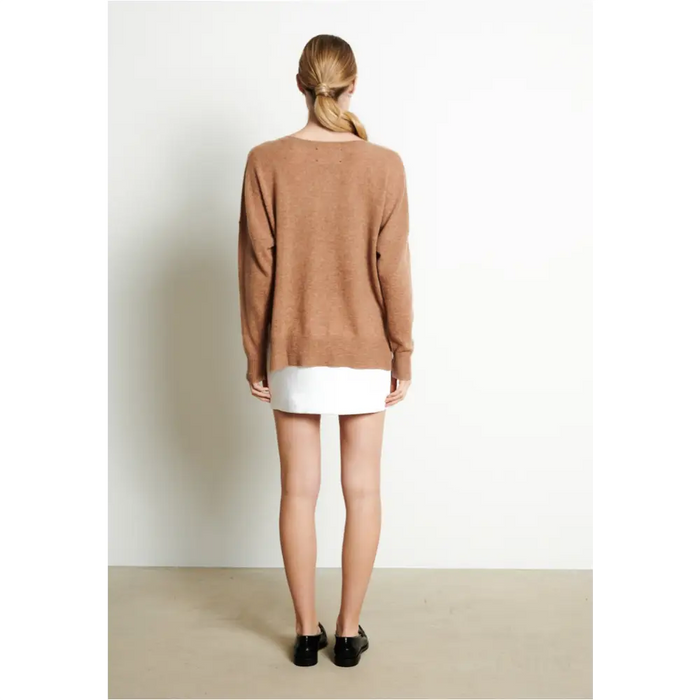 RIA 3 Pull col V profond oversize en cachemire camel-3