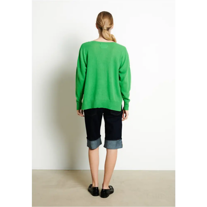 RIA 3 Pull col V profond oversize en cachemire vert pomme-3